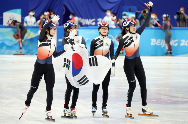 13일 오후 중국 베이징 캐피털 실내 경기장에서 열린 2022 베이징 동계올림픽 쇼트트랙 여자계주 3000m 결승전에서 은메달을 획득한 한국 쇼트트랙 대표팀이 태극기를 들고 환호하고 있다./ 연합뉴스