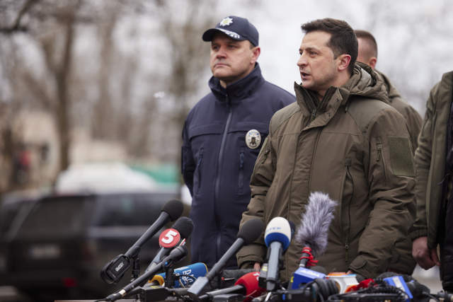 볼로디미르 젤렌스키(오른쪽) 우크라이나 대통령이 12일(현지시간) 남부 헤르손에서 기자회견을 하고 있다. 젤렌스키 대통령은 