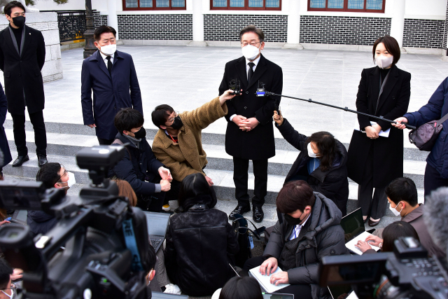 이재명 더불어민주당 대선 후보가 14일 서울 동작구 국립서울현충원을 참배한 뒤 취재진의 질문에 답변하고 있다. /성형주 기자