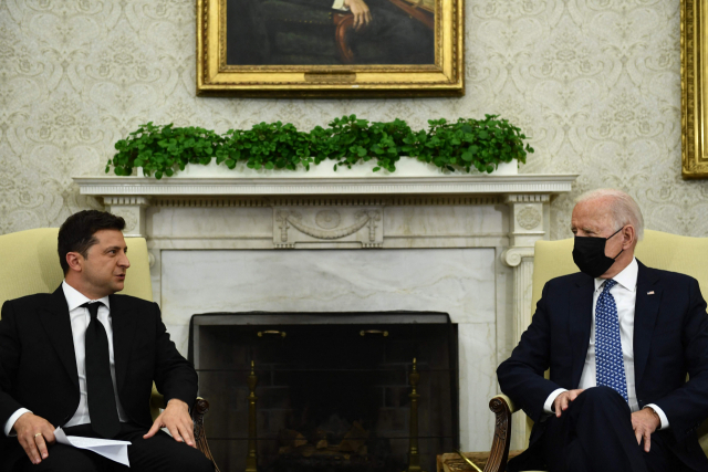 볼로디미르 젤렌스키 우크라이나 대통령과 조 바이든 미국 대통령이 지난해 백악관에서 만나 대화하고 있다./AP연합뉴스
