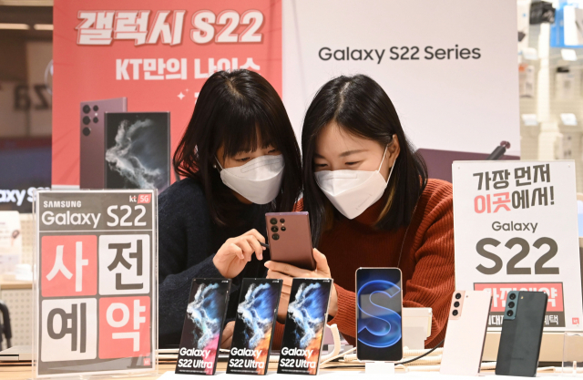 14일 서울 광화문의 KT 매장에서 고객들이 제품을 살펴보고 있다./권욱 기자
