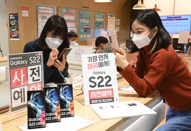 14일 서울 광화문의 KT 매장에서 고객들이 제품을 살펴보고 있다./권욱 기자