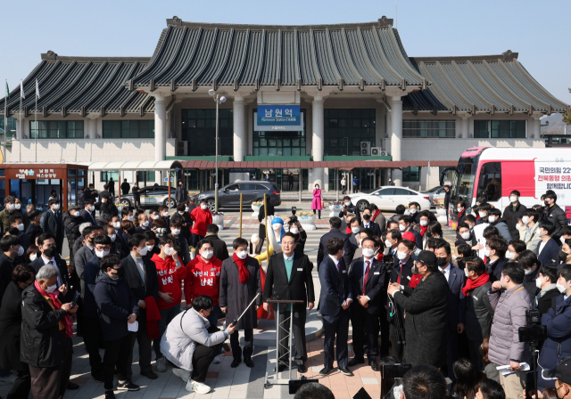 윤석열 국민의힘 대선 후보가 12일 오전 전북 전주에서 출발한 공약 홍보 '열정열차'를 타고 남원역에 도착해 기자회견을 하고 있다./남원=연합뉴스