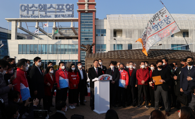 윤석열 국민의힘 대선 후보가 12일 오후 전남 여수엑스포역 앞에서 연설하고 있다./여수=연합뉴스