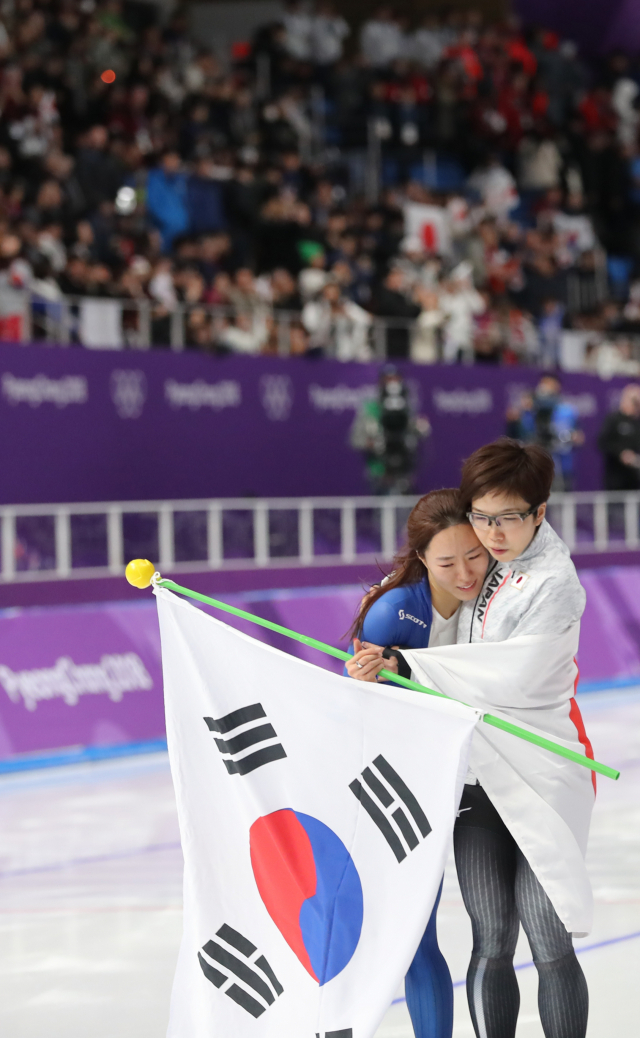 2018 평창동계올림픽 스피드스케이팅 여자 500m 경기가 끝난 뒤 금메달을 획득한 일본의 고다이라가 은메달을 획득한 이상화가 눈물을 흘리자 위로하고 있다. /연합뉴스