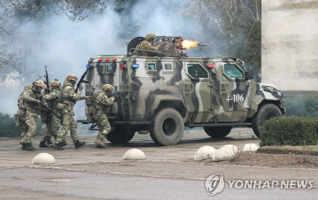 러시아의 우크라이나 침공 우려가 커지는 가운데 12일(현지시간) 우크라이나 남부 헤르손의 한 훈련장에서 국가방위군과 경찰 등이 참여하는 특수 전술훈련이 진행되고 있다. /연합뉴스