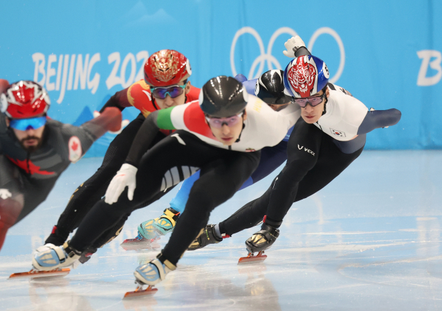 대한민국 쇼트트랙 대표팀 황대헌이 13일 오후 중국 베이징 캐피털 실내 경기장에서 열린 2022 베이징 동계올림픽 쇼트트랙 남자 500m 준결승 2조 경기에서 질주하고 있다./연합뉴스