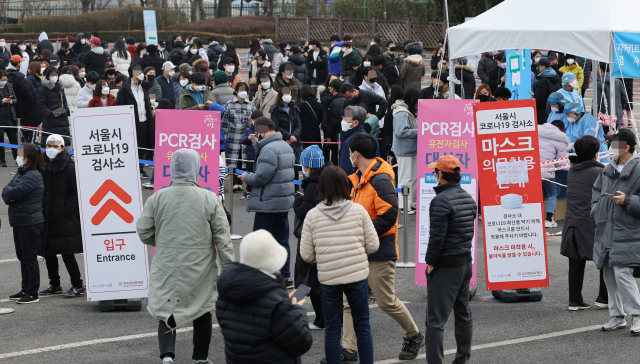 13일 오후 송파구 잠실종합운동장 제2주차장 선별진료소에서 시민들이 검사를 받기 위해 줄을 서있다./사진 제공=연합뉴스