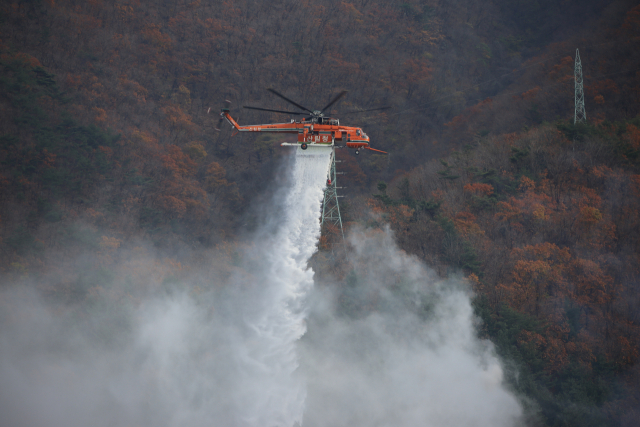 산림청 대형헬기가 산불진화작업을 벌이고 있다. 사진제공=산림청