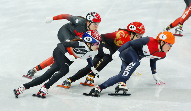 여자 3000m 계주 결선에서 역주하는 최민정(40번)과 스휠팅(1번). 연합뉴스