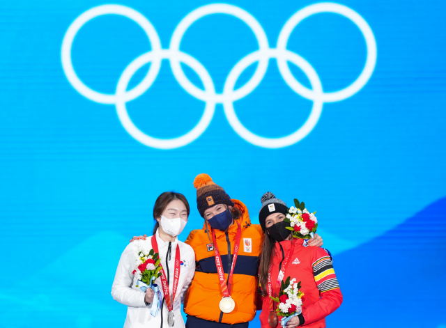 여자 1000m 시상식에서 다정한 포즈를 취한 최민정(왼쪽)과 쉬자너 스휠팅(가운데). 신화연합뉴스