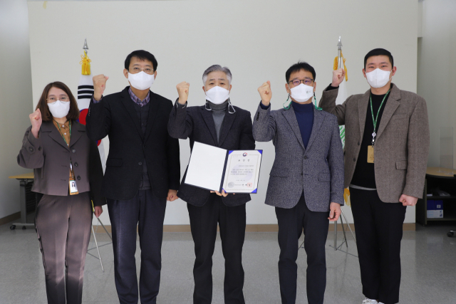 한국등산·트레킹지원센터 전범권(왼쪽에서 세번째) 이사장과 직원들이 행전안전부 ‘공공데이터 개방·활용 유공 장관상' 표창을 수여한 뒤 화이팅을 외치고 있다. 사진제공=한국등산·트레킹지원센터