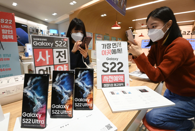갤럭시S22 시리즈 사전 예약이 시작된 14일 서울 광화문 KT 매장에서 고객들이 제품을 살펴보고 있다. 권욱 기자