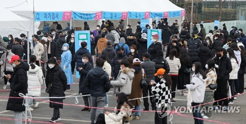 선별진료소 북적 /사진=연합뉴스