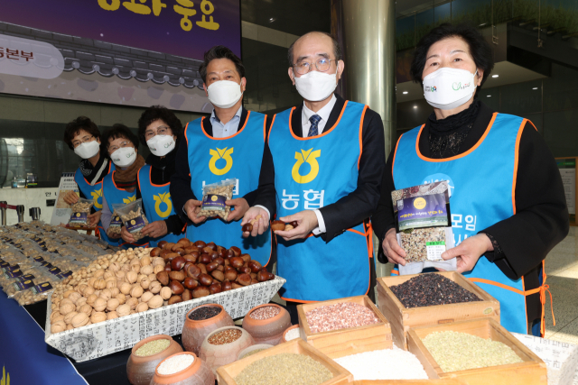 농협중앙회, 여성농업인과 함께 정월대보름 나눔 행사 (서울=연합뉴스) 유찬형 농협중앙회 부회장(오른쪽 두 번째)이 14일 서울 중구 농협중앙회 본관에서 열린 '여성농업인과 함께하는 정월대보름 나눔 행사'에서 강부녀 농가주부모임 전국연합회장(오른쪽)을 비롯한 참석자들과 기념 촬영하고 있다. 2022.2.14 [농협 제공. 재판매 및 DB 금지] photo@yna.co.kr (끝)