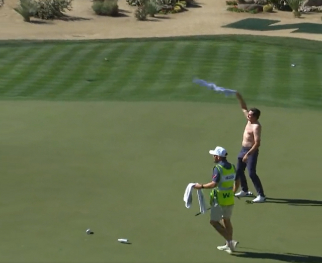 웃통을 벗고 셔츠를 돌리고 있는 조엘 데이먼. PGA 투어 트위터 영상 캡처