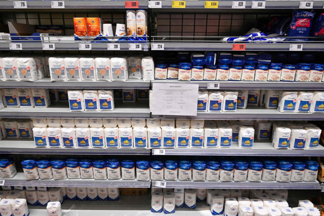 헝가리 부다페스트의 한 슈퍼마켓에 13일(현지 시간) 종이로 포장된 여러 제품들이 진열돼 있다. AFP연햡뉴스