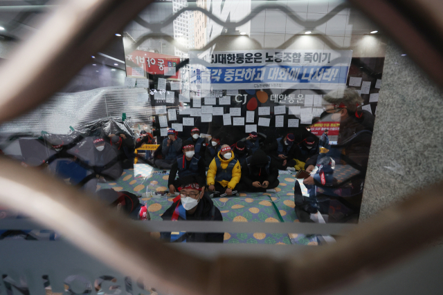 전국택배노조 조합원들이 14일 CJ대한통운 중구 본사를 점거한 채 농성을 벌이고 있다. 연합뉴스