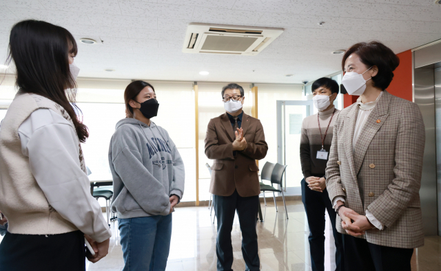 유은혜(오른쪽) 사회부총리 겸 교육부 장관이 14일 오전 새 학기 대비 대학 방역 및 학사 준비 관련 현장 의견 수렴을 위해 방문한 서울 마포구 서강대에서 학생들의 의견을 청취하고 있다. /사진제공=교육부