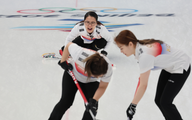 14일 중국 베이징 국립 아쿠아틱 센터에서 열린 2022 베이징 동계올림픽 컬링 여자 단체전 한국과 미국의 경기에서 팀킴 김은정이 스위핑을 지시하며 소리치고 있다. /연합뉴스