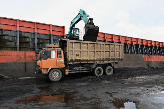 지난달 17일(현지 시간) 인도네시아 수도 자카르타의 KCN마룬다 항구에서 석탄이 트럭에 적재되고 있다. 인도네시아는 국내 20개 발전소의 전력 생산 차질 위기가 발생하자 석탄 수출 전면 금지라는 초강수를 뒀다가 12일 만에 해제했다. 자카르타 AFP=연합뉴스