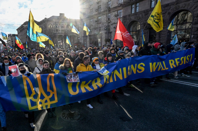 러시아의 우크라이나 침공 우려가 커지는 가운데 지난 12일(현지시간) 우크라이나 시민 수천 명이 수도 키예프 거리로 나와 행진하고 있다./연합뉴스