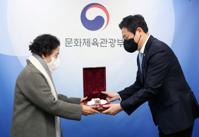 황희 문화체육관광부 장관이 14일 서울 용산구 문체부 저작권보호과 서울사무소 회의실에서 고 송기숙 소설가의 가족에게 금관문화훈장을 전수하고 있다./사진제공=문체부