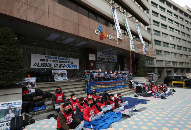 서울 중구 CJ대한통운 본사를 점거 농성 중인 전국택배노조 조합원들이 14일 향후 투쟁계획 발표 기자회견을 하고 있다. 연합뉴스