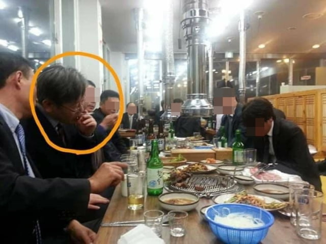 이재명 더불어민주당 대선후보가 과거 음식점 내부에서 흡연하고 있다. / 김웅 국민의힘 의원 페이스북 캡처