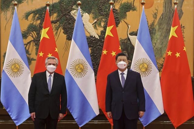알베르토 페르난데스(왼쪽) 아르헨티나 대통령이 지난 6일 중국 베이징에서 시진핑 중국 국가주석과의 정상회담에 앞서 기념촬영하고 있다. /AP연합뉴스