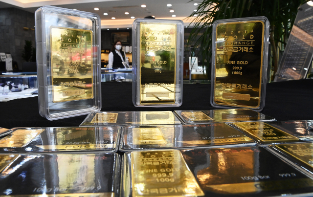 지난해 11월 서울 종로구 한국금거래소 종로본점에서 시민들이 금 매입 상담을 받고 있다. 오승현 기자