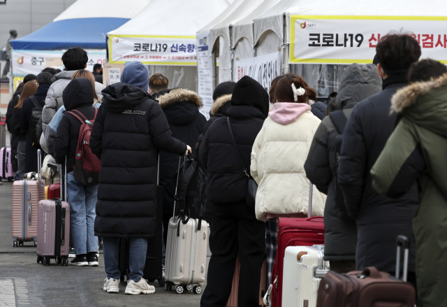 14일 오전 서울역 임시선별검사소에서 시민들이 검사를 받기 위해 줄을 서 있다. /연합뉴스