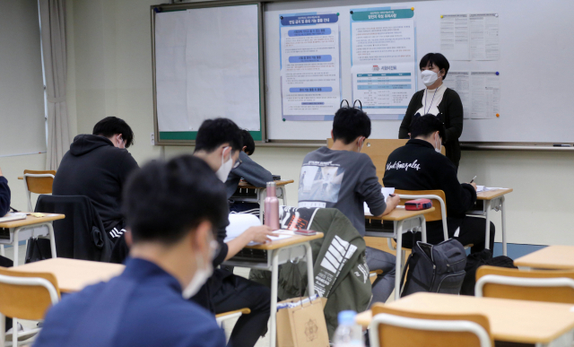 2022학년 대학수학능력시험이 치러진 지난해 11월 18일 서울 용산고등학교에서 수험생들이 수험장에서 시험을 준비하고 있다. 사진공동취재단