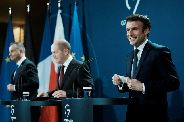 독일의 올라프 숄츠(중앙) 총리, 프랑스의 에마뉘엘 마크롱(오른쪽) 대통령, 폴란드의 안제이 두다(왼쪽) 대통령 등 3국 정상이 8일(현지시간) 독일 베를린에서 우크라이나 사태를 논의하기 위한 회담을 앞두고 공동기자회견을 하고 있다. 로이터연합뉴스