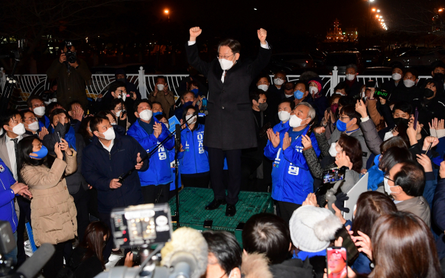 이재명 더불어민주당 대선 후보가 15일 부산항 해상교통관제센터를 방문한 뒤 지지자들을 만나 인사하고 있다. / 연합뉴스