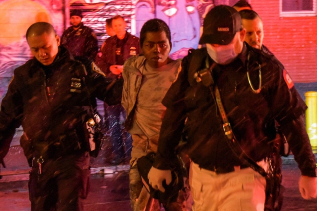 용의자 아사마드 내시가 뉴욕경찰에 의해 사건현장에서 끌려나오고 있다. 뉴욕포스트