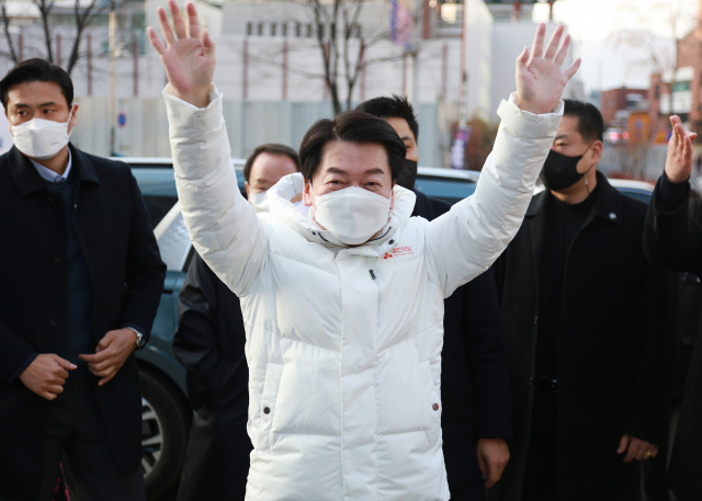 안철수 국민의당 대선후보가 15일 오전 대구 중구 반월당역 인근에서 첫 유세에 나서며 지지자들에게 손을 들어 인사하고 있다./연합뉴스