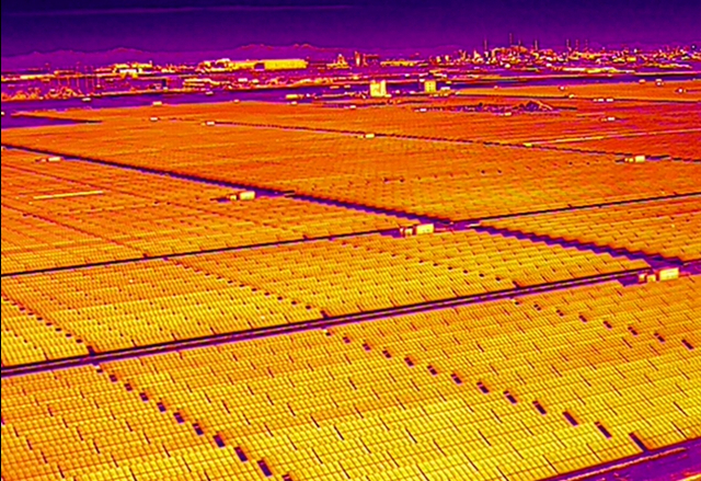 열화상 카메라로 촬영한 새만금태양광 1구역의 태양광 모듈 모습. 사진제공=현대엔지니어링