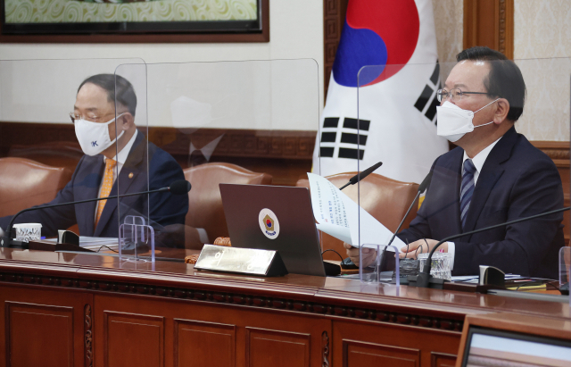 김부겸 국무총리가 15일 정부서울청사에서 열린 국무회의를 주재하고 있다./연합뉴스