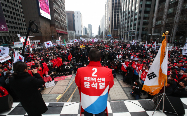 윤석열 국민의힘 대선 후보가 15일 오전 서울 청계광장에서 열린 '국민이 키운 윤석열' 출정식에서 연설하고 있다./성형주 기자