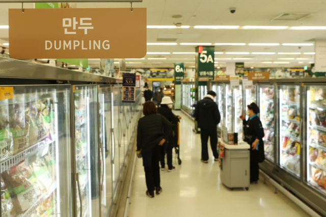 CJ제일제당은 5일 비비고 브랜드의 냉동만두 제품 가격을 평균 5~6% 인상했다. CJ제일제당이 냉동만두 제품의 가격을 인상한 것은 2018년 이후 4년 만이다. 풀무원도 5.9%, 동원F&B도 평균 5% 인상할 계획이다. 사진은 6일 서울 시내 한 대형마트 냉동만두 판매대./연합뉴스