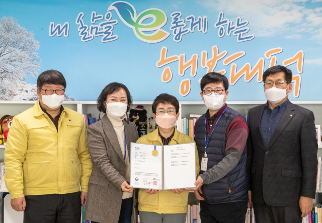 박정현(왼쪽에서 세번째) 대덕구청장이 ‘QR 스마트 영치증 수납시스템’ 특허등록증을 받고 직원들과 함께 기뻐하고 있다. 사진제공=대덕구
