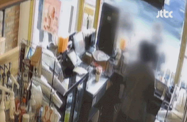지난 10일 경기도 안양시 한 카페에서 일하던 직원은 손님이 고의로 엎은 커피로 인해 허벅지에 화상을 입었다./JTBC 캡처