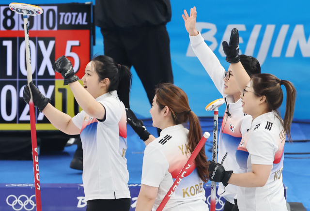 한국의 팀 킴 선수들이 14일 베이징 동계 올림픽 여자 컬링 풀리그 6차전 일본과의 경기에서 승리한 뒤 인사하고 있다. 연합뉴스