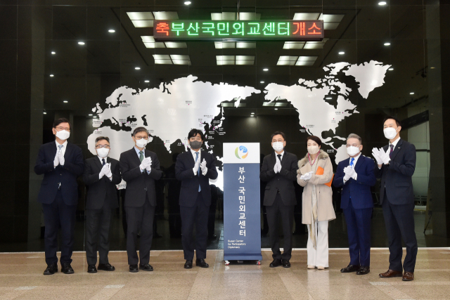 국민외교센터가 서울 이외 지역 중 처음으로 부산시청 1층에서 문을 열었다./사진제공=부산시