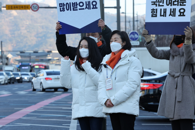 안철수 국민의당 대선 후보의 부인 김미경(오른쪽) 서울대 교수와 외동딸 안설희 박사가 지난 3일 오전 서울 광화문 거리에서 출근길 시민들에게 인사를 하고 있다./연합뉴스