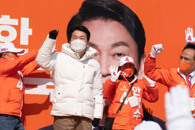 안철수 국민의당 대선 후보가 15일 경북 김천시 김천역 광장에서 열린 유세에서 지지를 호소하고 있다. 사진 제공=국민의당