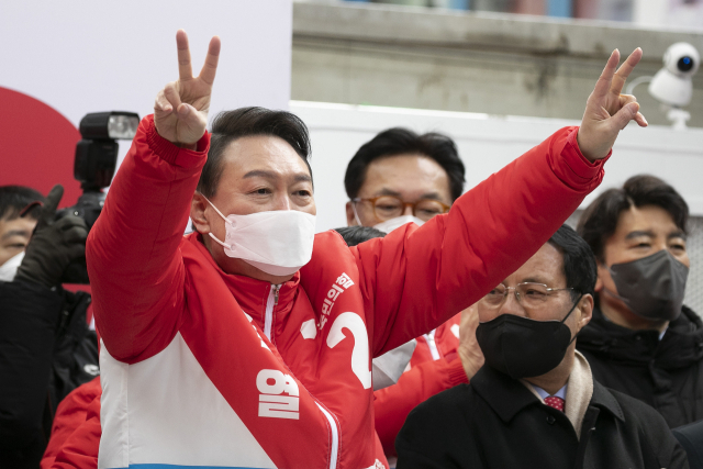 윤석열 국민의힘 대선 후보가 15일 오후 대전 중구 으능정이 문화의거리 유세에서 지지자들에게 인사하고 있다./대전=공동취재단