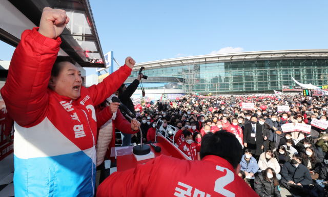 [현장+] 대구 찾은 尹 “정권 때문에 대구 제일 힘들어…부활 이끌겠다”