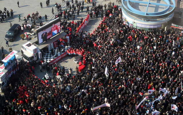 15일 국민의힘 윤석열 대선 후보가 대구 동대구역 앞 광장에 마련된 선거 유세차에 올라 지지자들을 만나고 있다./대구=연합뉴스